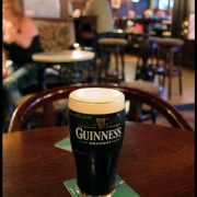 ... tamsusis „Guinness“...