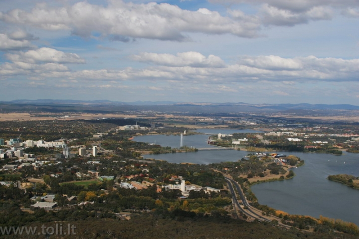 aus030 Kanbera - šalies sostinė, pastatyta visiškai tuščioje  vietoje maždaug pusiaukelėje tarp amžinų konkurentų Sidnėjaus ir Melburno. Aborigenų kalba „Canberra“ reiškia susitikimo vietą