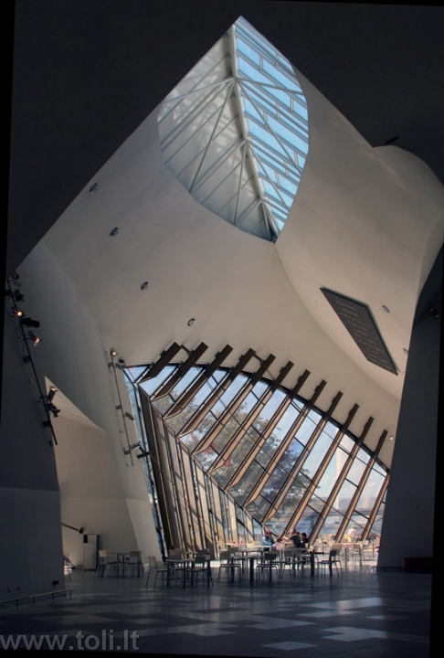 aus030a Australijos nacionalinis muziejus Kanberoje - statinys, kurio architektūra nustelbia ekspoziciją