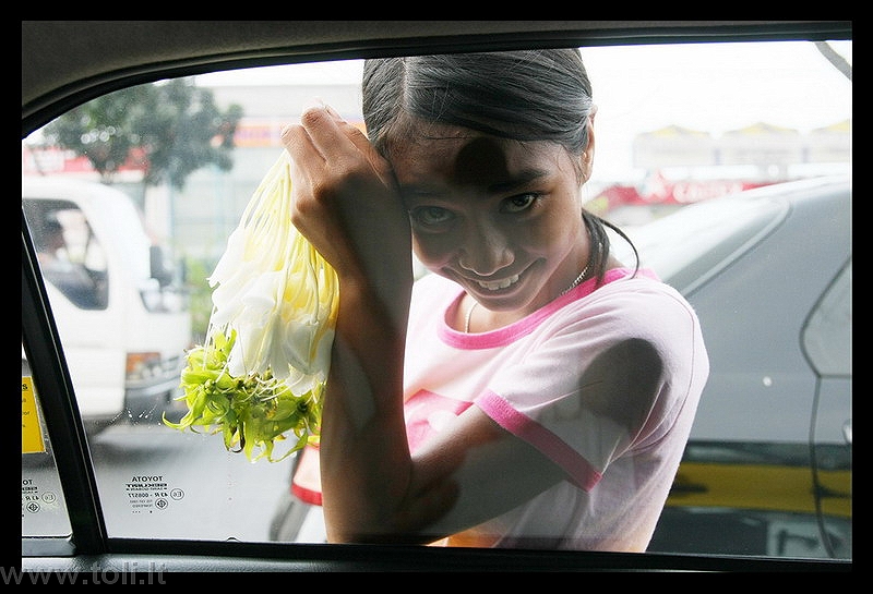 filipinai02 Filipinai, Manila. Stovint kamštyje tenka atremti visokių pinigų kaulytojų atakas. Kai kuriems nuoširdžiai sunku pasipriešinti...

Nežiūrint simpatiškos mergaitės šypsenos taksistas skrupulingai užspaudžia automobilio durų užraktus