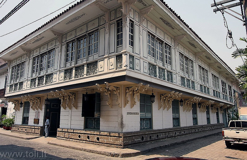 filipinai03 Po Antrojo pasaulinio karo iš senosios Manilos architektūros liko tik nedidelė teritorija miesto centre - Intramuros (ispaniškai - „tarp sienų“).
