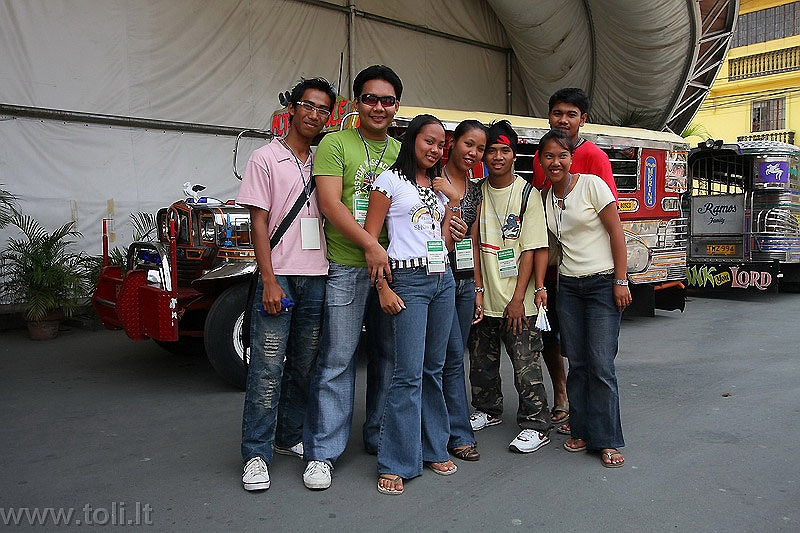 filipinai14 Smalsūs Manilos jaunuoliai mielai papozavo fotoaparatui. Tiesa, dalis prieš tai droviai taikėsi pasprukti:)