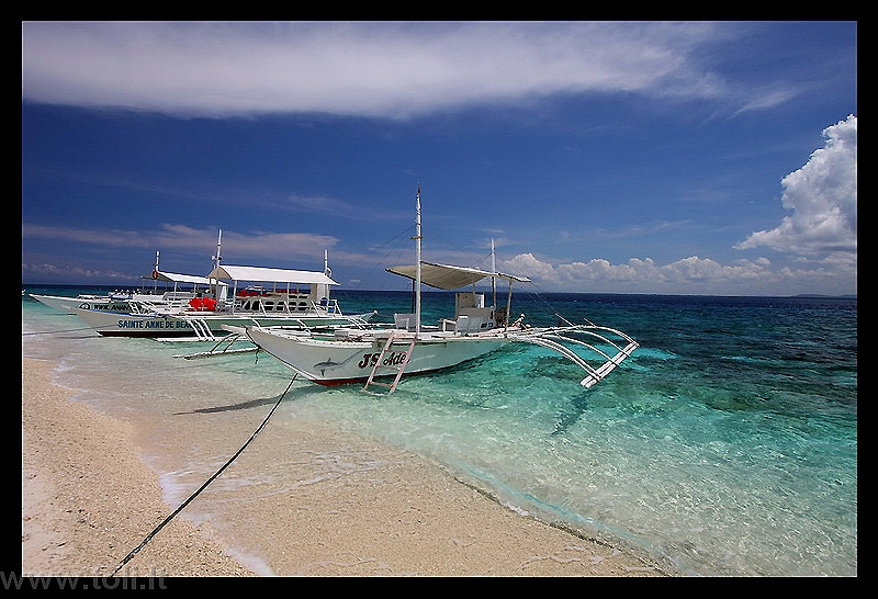 filipinai35 Balikasago saloje - tradicinės vietos žvejų valtys bankos, su šonuose dėl stabilumo pritaisytomis lygiagrečiomis kartimis