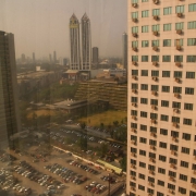 Pirmas žvilgsnis į miestą - pro viešbučio langą - nieko gero nežada. Dulkinas karštis, eismo spūstys ir tvyrantis smogas verčia greitai ieškoti prieglaudos kondicionuojamose patalpose