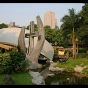 Itin pamaldžiuose Filipinuose - modernūs Dievo namai sostinės centre