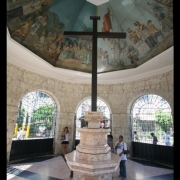 Filipinai, antras pagal dydį - ir pats seniausias - Cebu miestas.
1521 m. balandį jame išsilaipinęs F.Magelanas liepė įsmeigti šį kryžių žemėn, pažymėdamas naują krikščionių teritoriją. Tų pačių metų liepą jis pats žuvo nuo čiabuvių vado Lapu Lapu ieties. Dabar filipiniečiai šlovina abi šios kovos puses