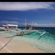 Balikasago saloje - tradicinės vietos žvejų valtys bankos, su šonuose dėl stabilumo pritaisytomis lygiagrečiomis kartimis