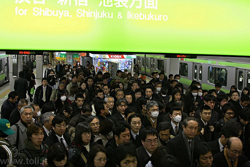 japonija017 Tokijas. Šinagavos metro stotis piko valandą