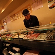 Tokijas, Cukidži žuvų turgus. Mažyčio restoranėlio šefas lankytojų akivaizdoje iš šviežiausios žuvies ruošia suši