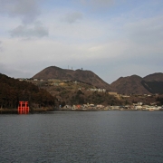 Fudzijamos nacionalinis parkas. Aši ežeras ir tradicinis japonų vartų simbolis - torii