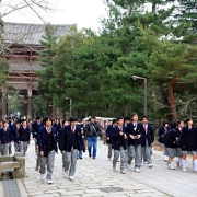 Nara. Japonų moksleiviai ekskursijoje