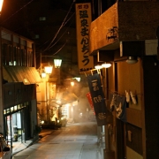 Japonijos Alpės. Šibu. Tuščiose gatvėse - tik vandens šniokštimas ir iš viešųjų maudyklų besiveržiantys garai