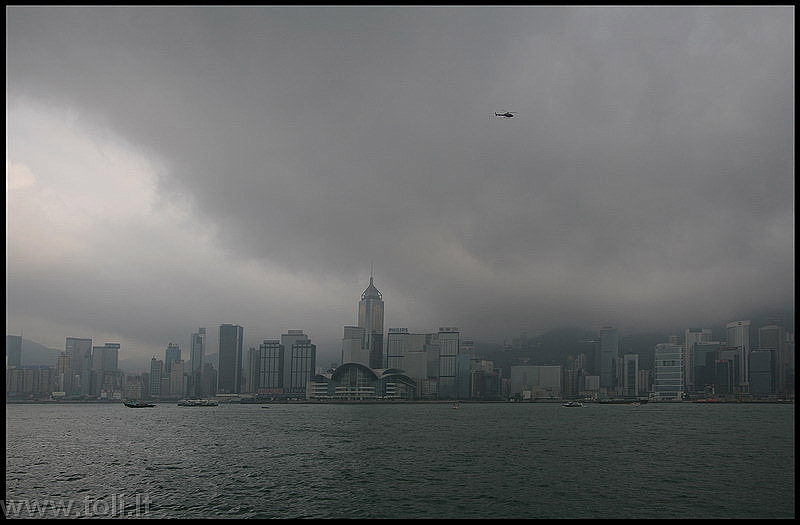 honkongas012 Honkongo sala ir sraigtasparnis virš uosto
