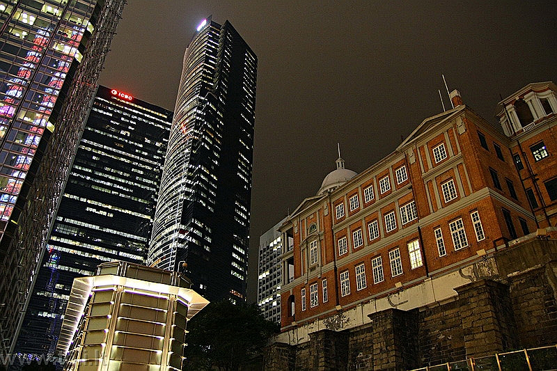 honkongas055 Honkongo sala. Finansų įstaigų dangoraižiai supa išlikusius kolonijinius statinius