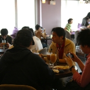 Honkongas. Interneto kavinėje siūloma gal šimto skonių arbata, bet vietiniai čia renkasi žaisti tinkle nešiojamais įrenginiais