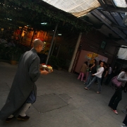 Honkongas, Lantau sala. Jaunas Po Lin vienuolis neša vaišes svečiams