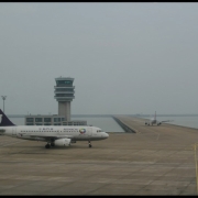 Makau oro uosto pakilimo takas primena lėktuvnešį, nes nutiestas tiesiog virš jūros