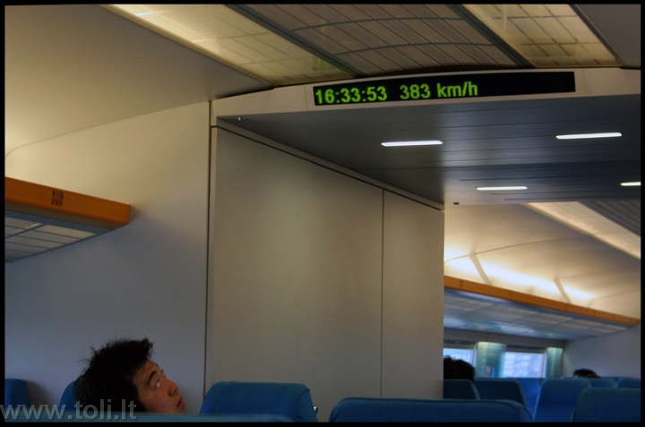 kinija01a Greičiausias pasaulyje traukinys (ir vienintelis ant magnetinės pagalvės), 27 km trasoje tarp oro uosto ir miesto išvystantis 431 km/h greitį