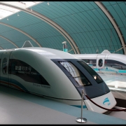 Kinija, Šanchajus. Greičiausias pasaulyje traukinys (ir vienintelis ant magnetinės pagalvės), 27 km trasoje tarp oro uosto ir miesto išvystantis 431 km/h greitį. Traukinys - bendras Vokietijos koncernų „Siemens“ ir „Thyssen Krupp“ kūrinys, paleistas 2004 m. pradžioje. Pasisekus šiam projektui, kinai panoro pratęsti trasą dar maždaug 140 km, iki turistų mėgiamo Hangžu miesto, ir paprašė vokiečių pateikti komercinį pasiūlymą. Pastarieji savo paslaugas įvertino kukliais 6 milijardais JAV dolerių. Kaip rašo britų žurnalistas Misha Glenny savo knygoje apie apie šešėlinį verslą ir nusikalstamumą, vieną 2004 m. gruodžio naktį traukinio depo stebėjimo kameros nufilmavo, kaip į depą įžengė būrys kinų inžinierių, kurie ėmėsi matuoti, sverti ir kitaip nagrinėti vokiškąjį technikos stebuklą.
Kilęs skandalas abiejų šalių valdžios pastangomis buvo užgniaužtas, susitarus, kad kinai savąjį traukinį kurs prižiūrimi vokiečių specialistų