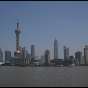 Kinija, Šanchajus. Kitapus Huangpu upës - verslo rajonas Pu Dong, kuriame išsiskiria televizijos bokšto „Rytų perlas“ siluetas