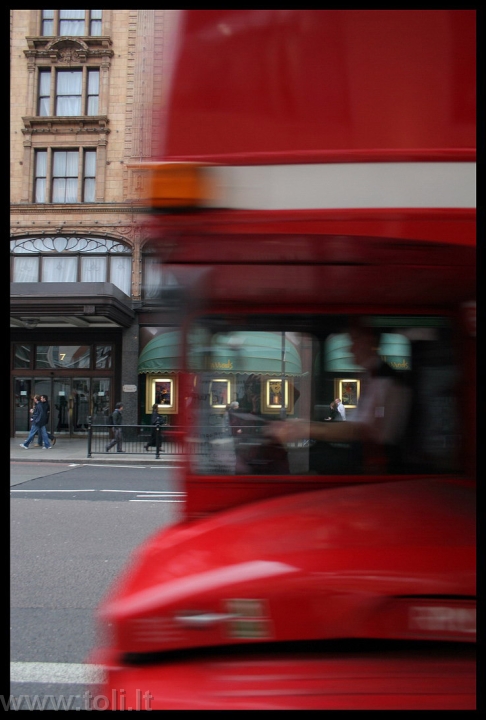 London02 Raudonasis autobusas prie universalinės parduotuvės „Harrods“
