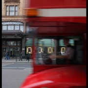 Raudonasis autobusas prie universalinės parduotuvės „Harrods“