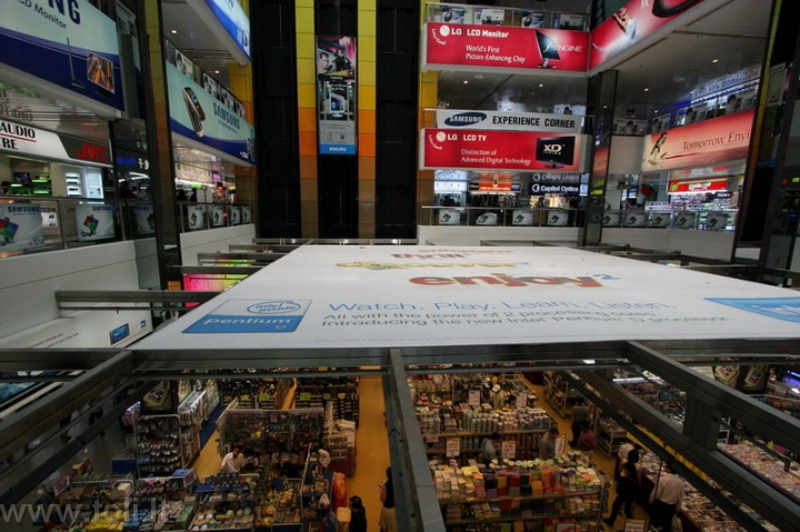 sg05a Viena didžiausių elektronikos prekybos vietų „Sim Lim Square“