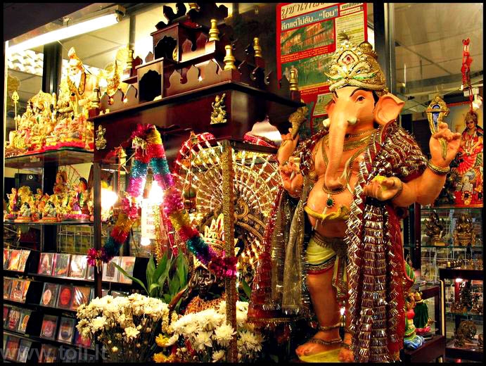 Bankokas. Lumpini naktiniame turguje galima įsigyti ir įrašų, ir religinių simbolių - kaip ši indų dievybės Ganešo statula