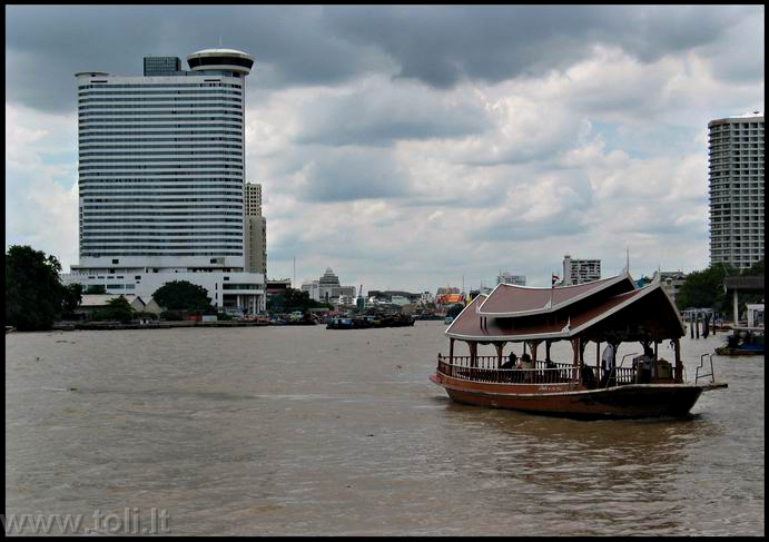 th00H Bankokas. Chao Phraya upė intensyviai naudojama susisiekimui kamščių kamuojamame mieste
