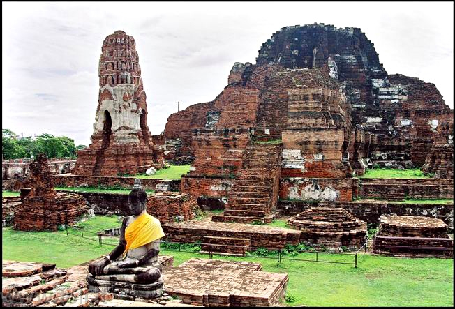 th63B Senoji Tailando sostinė Ajutaja. Budos figūra Wat Maha That šventyklos griuvėsiuose
