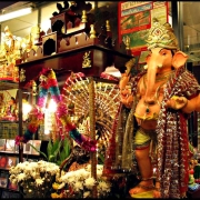 Lumpini naktiniame turguje galima rasti ir įrašų, ir religinių simbolių - kaip ši indų dievybės Ganešo statula