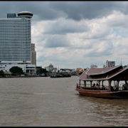 Bankokas. Chao Phraya upė intensyviai naudojama susisiekimui kamščių kamuojamame mieste