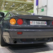 „Aston Martin V8 Vantage“ (1999 m.) su 557 AG galingumo ir maksimalaus 745 Nm sukimo momento varikliu...