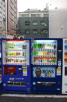 Tokijas. Pardavimo automatai su pažįstamu prekės vardu ir matytu veidu